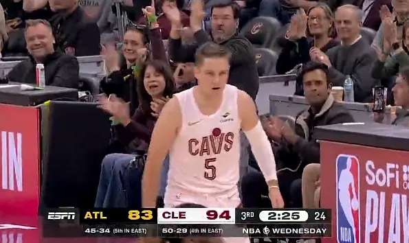 半岛体育-梅里尔三分命中，骑士第三节已打出34-16领先到两位数分差