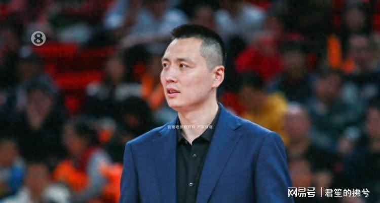 上海男篮主帅比杨鸣帅，41岁婚姻状况引猜测